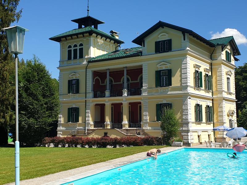 Unterkunft mit Garten und Pool im Sommercamp für Kinder