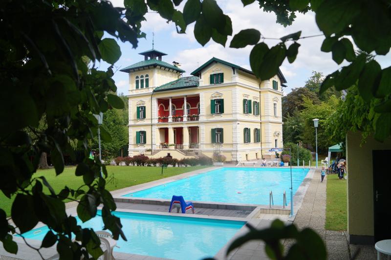 Unterkunft von weitem im Sommercamp für Kinder