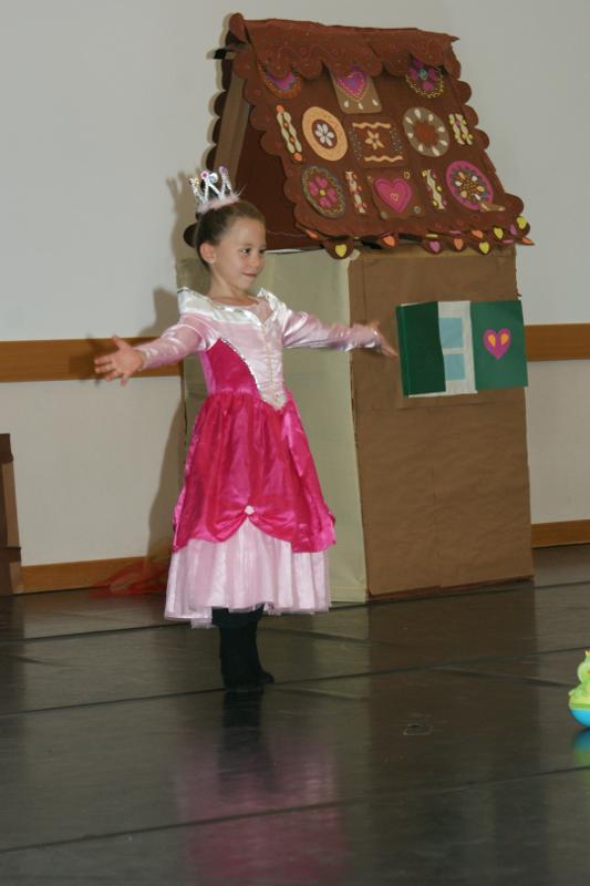 Mädchen tanzt als Prinzessin im Sommercamp für Kinder