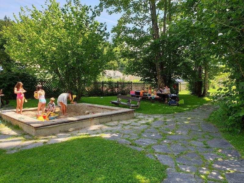 Spielen im Sandkasten im Sommercamp für Kinder