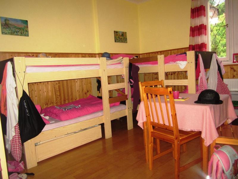 Zimmer mit Hochbetten im Sommercamp für Kinder