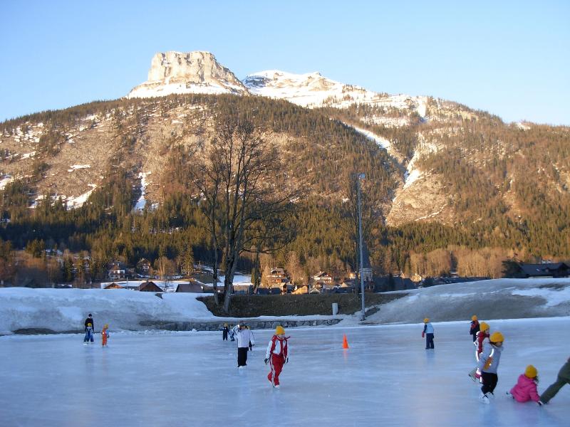 Schlittschuhlaufen im Winter-Camp für Kinder