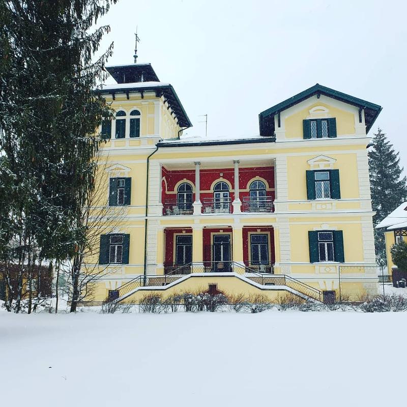Unterkunft bei Schnee im Winter-Camp für Kinder