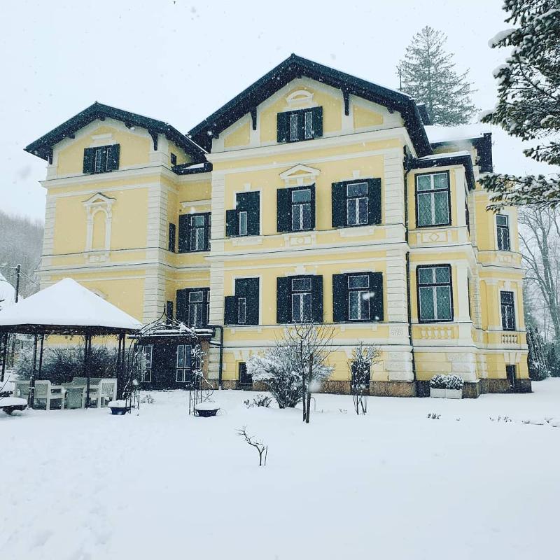 Unterkunft von aussen im Winter-Camp für Kinder