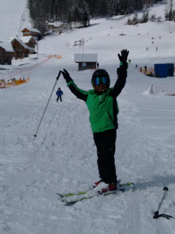 Junge macht die Hände hoch im Winter-Camp für Kinder