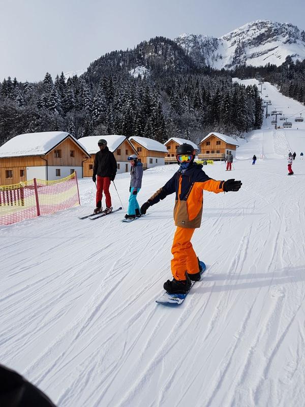 Snowboard fahren im Winter-Camp für Kinder