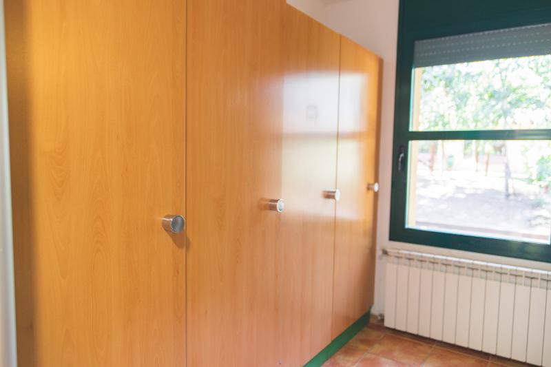 Schrank in der Unterkunft im Englisch Sommercamp bei Barcelona