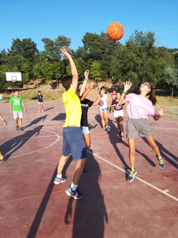 Basketball Turnier im Englisch Sommercamp bei Barcelona