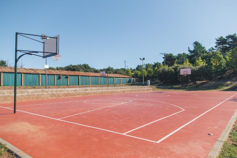 Basketball Platz im Englisch Sommercamp bei Barcelona