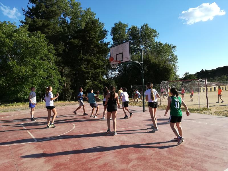 Spielen auf dem Basketballplatz im Englisch Sommercamp bei Barcelona