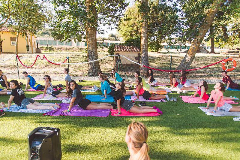 Teilnehmer machen Yoga im Englisch Sommercamp bei Barcelona