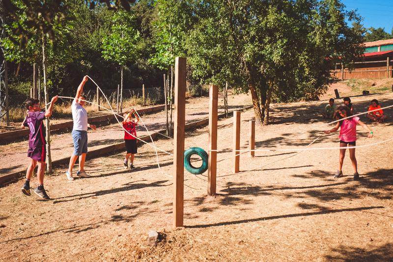 Kinder spielen etwas im Feriencamp für Kinder