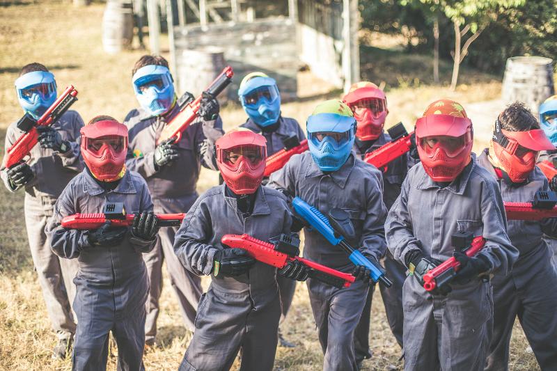 Paintball Gruppe im Englisch Sommercamp bei Barcelona