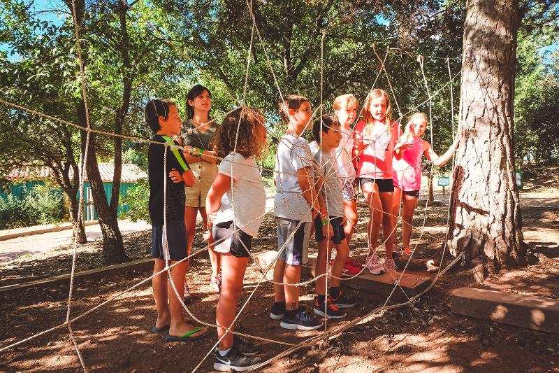 Spiele in der Gemeinschaft im Englisch Sommercamp bei Barcelona