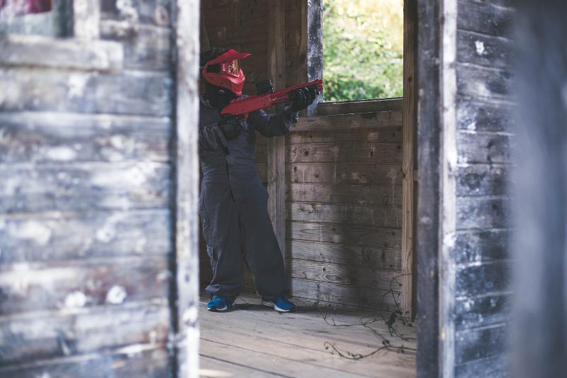 Versteck beim Paintball im Englisch Sommercamp bei Barcelona