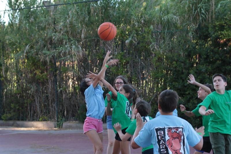Teilnehmer spielen Basketball im Englisch Sommercamp bei Barcelona