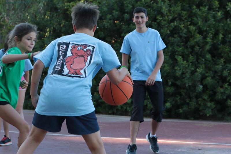 Basketball Turnier im Englisch Sommercamp bei Barcelona