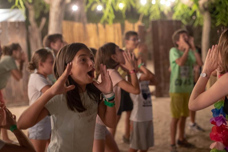 Teilnehmer schreien im Englisch Sommercamp bei Barcelona