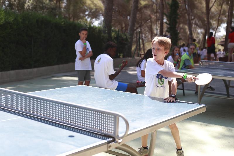 Junge spielt Ping Pong im Englisch Sommercamp bei Barcelona