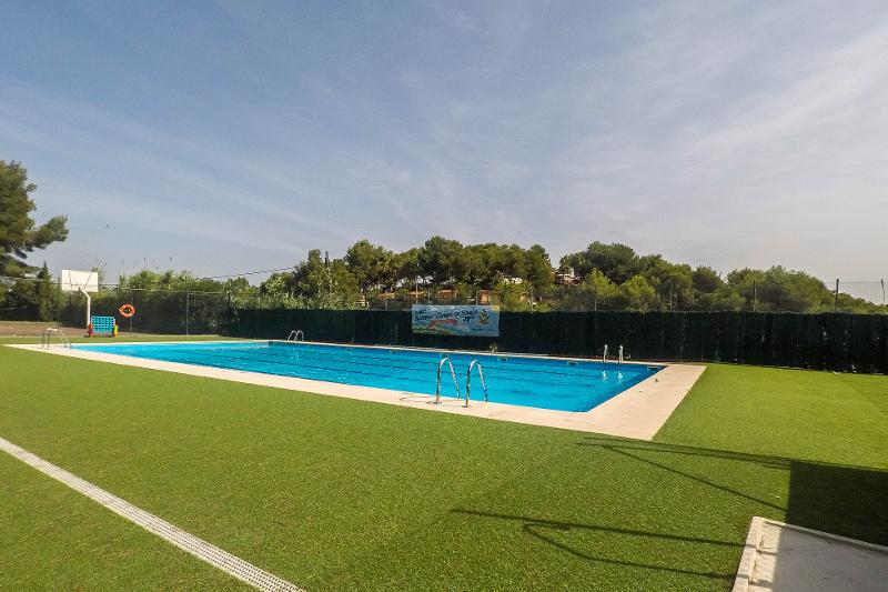 Grosser Pool im Englisch Sommercamp bei Barcelona