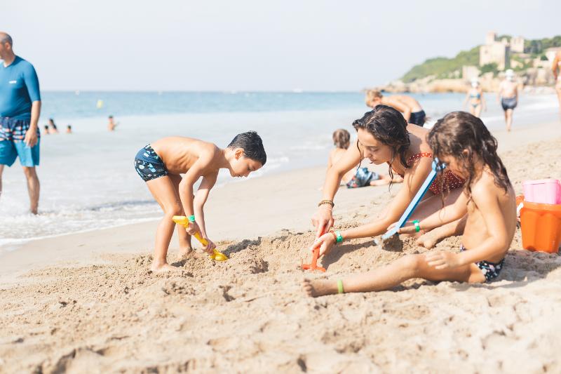 Kinder am Strand im Englisch Sommercamp bei Barcelona