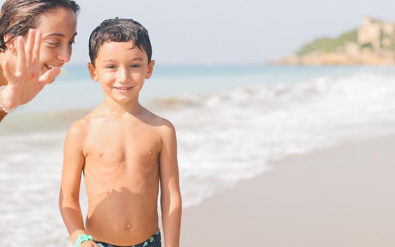 Junge am Strand im Englisch Sommercamp bei Barcelona