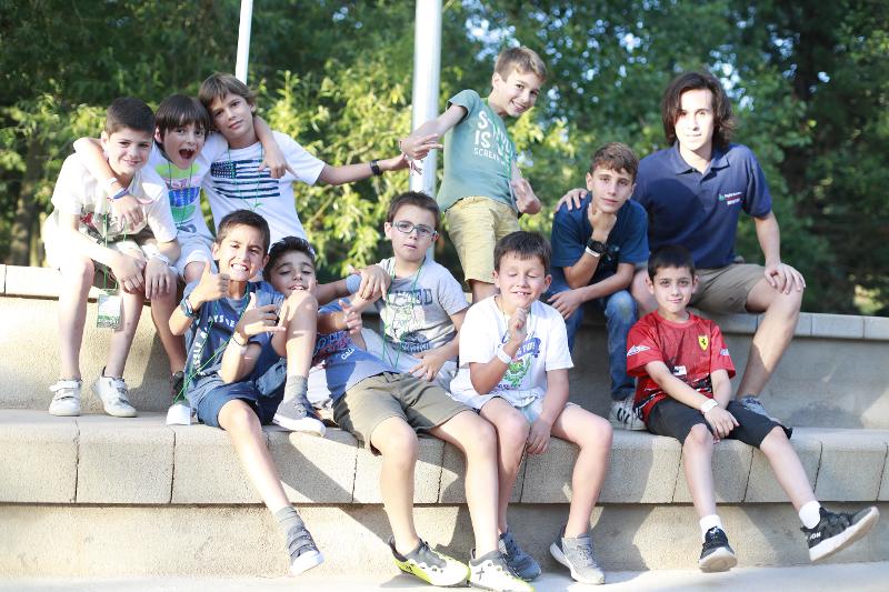 Kinder auf Gruppenbild im Englisch Sprachcamp bei Barcelona