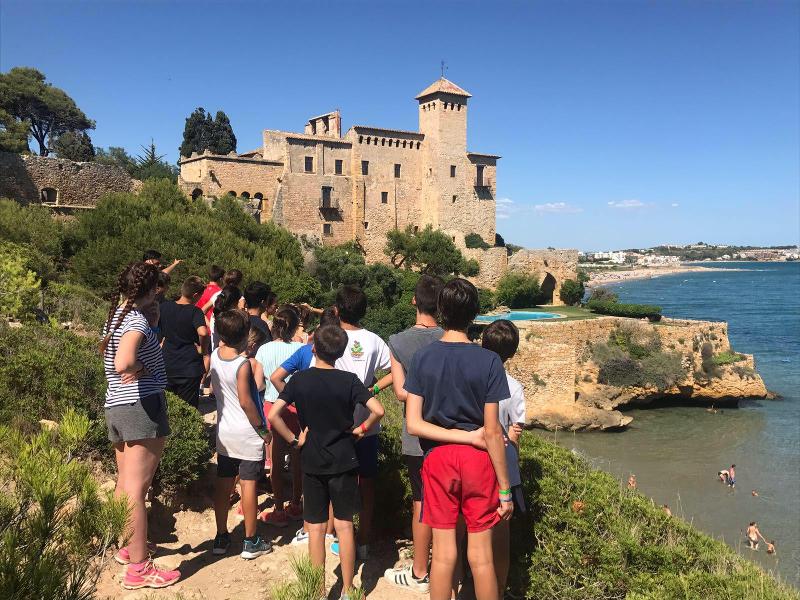 Kinder schauen eine Burg an im Englisch Sprachcamp bei Barcelona