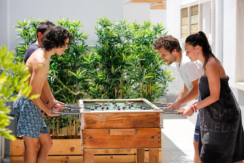 Vier Jugendliche spielen gegeneinander Tischkicker