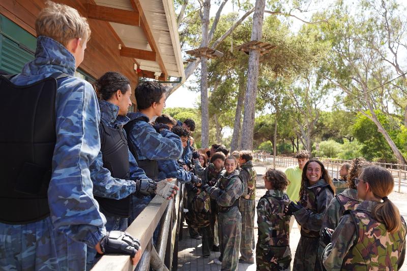  Eine große Gruppe Jugendlicher bereitet sich auf Paintball vor bei den Surfcamps Lissabon