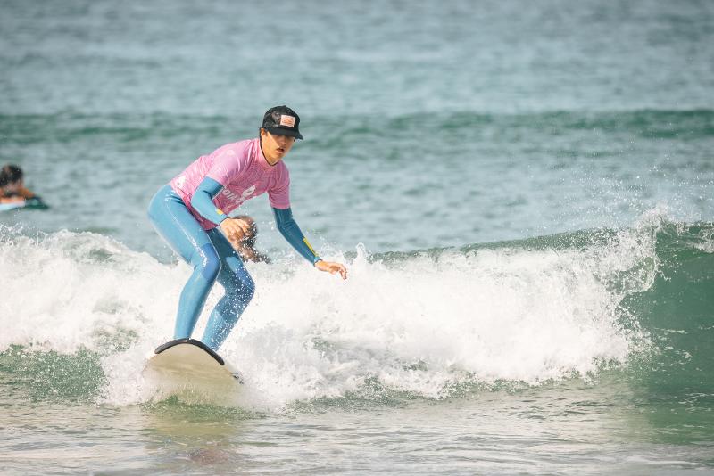  Ein Junge surft auf dem Meer bei den Surfcamps Lissabon