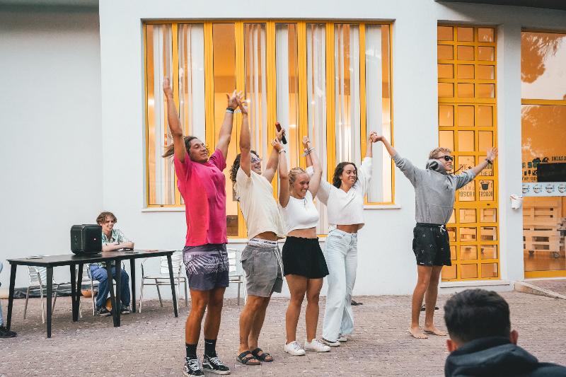 Fünf Jugendliche heben nach einer gelungenen Aufführung ihre Hände in die Luft