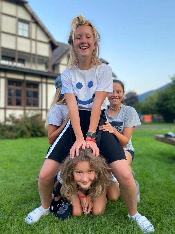 Zwei Mädchen spielen miteinander im Englisch Camp St Gilgen