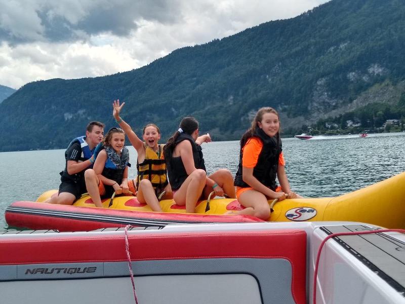 Kinder uaf Bananenboot im Englischcamp Salzburg