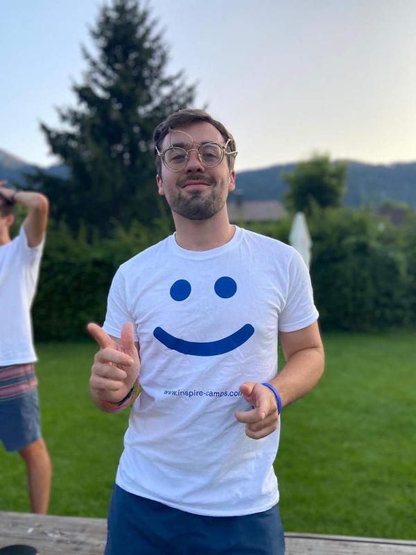 Betreuer mit Camp-T-Shirt im Englischcamp Salzburg