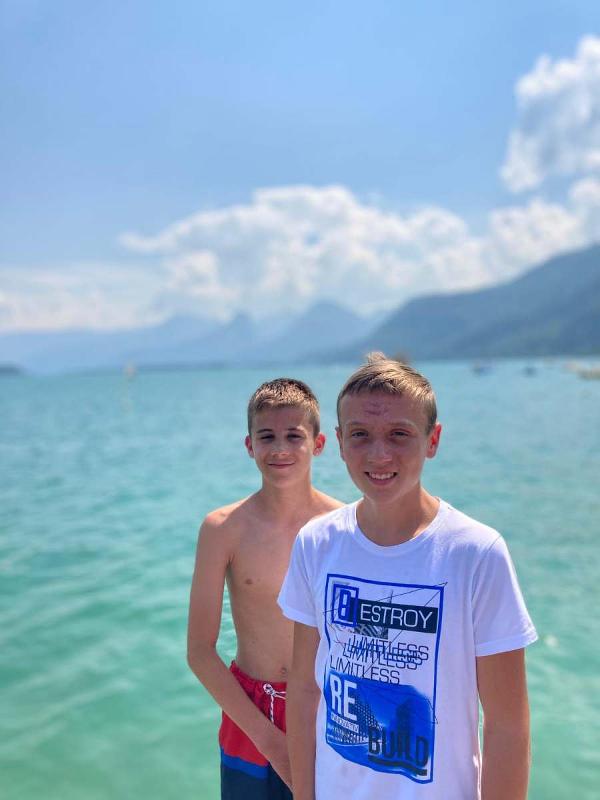 Zwei Jungs am See im Englischcamp Salzburg
