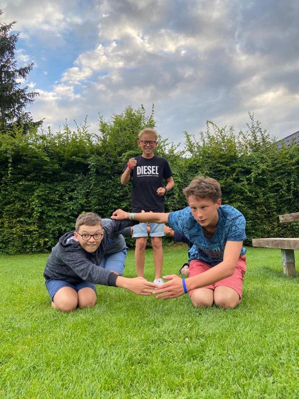 Kinder im Gras im Englischcamp Salzburg