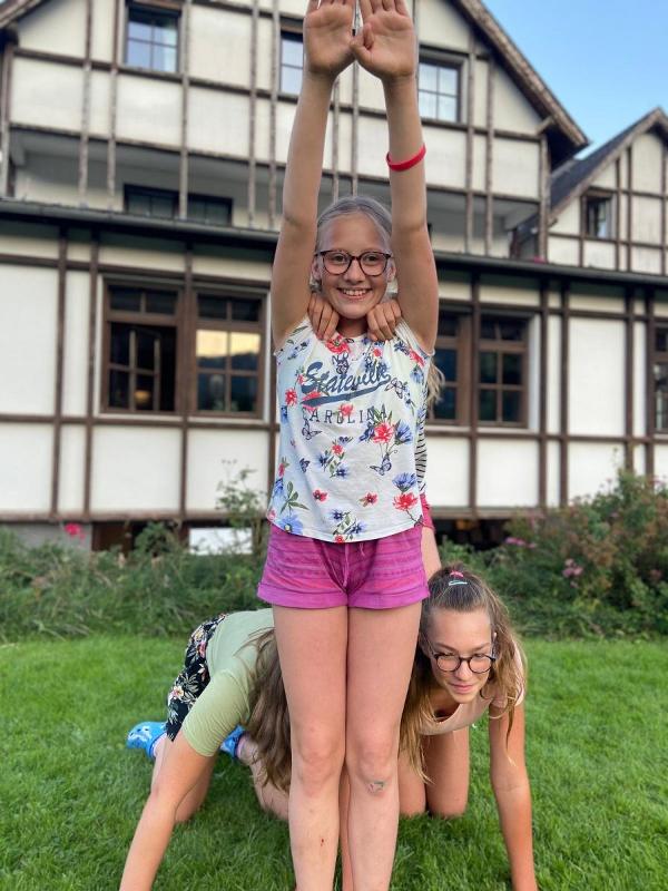 Mädchen machen Kunststücke im Englischcamp Salzburg