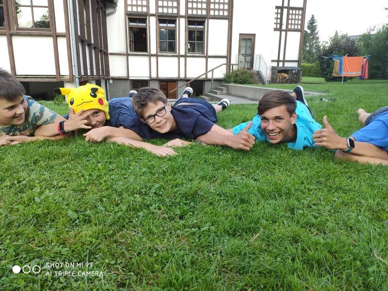 Jungs auf Boden im Englischcamp Salzburg