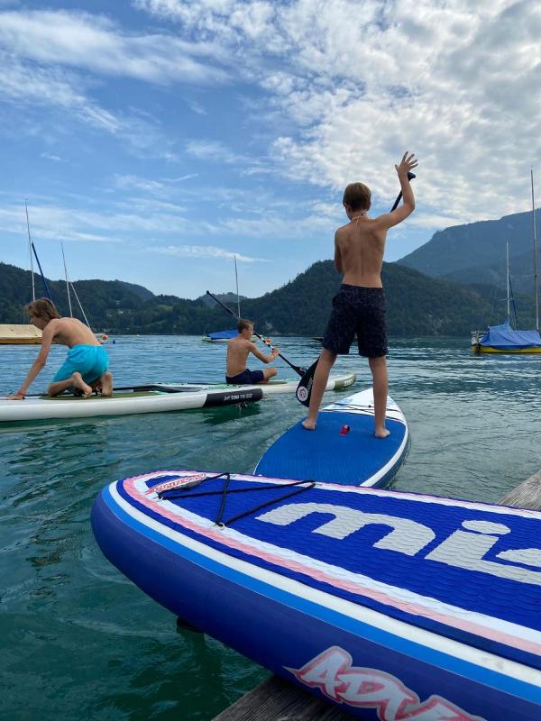 Action beim SUP Boarden im Englischcamp Salzburg