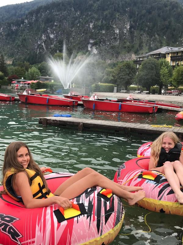 Wasserreifen vor Fontäne im Englischcamp Salzburg