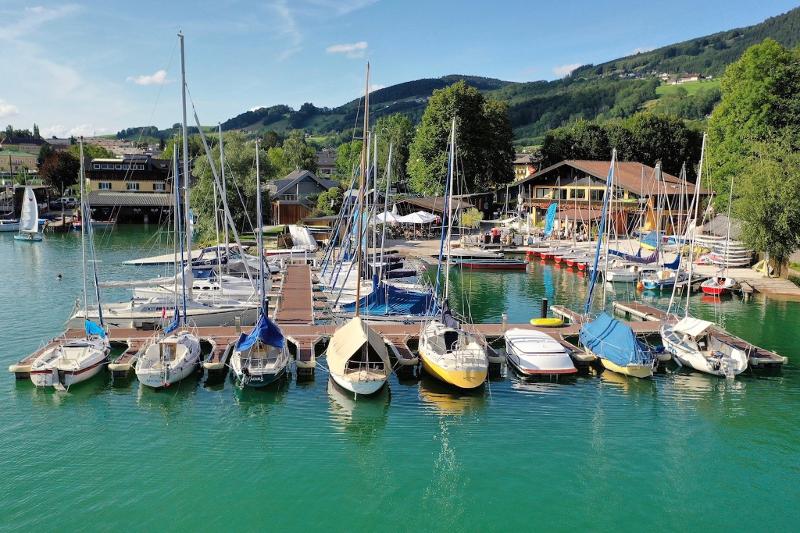 Boote am Steg im Ferienlager am See