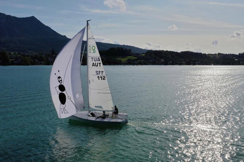Einzelnes Segelschiff im Ferienlager am See