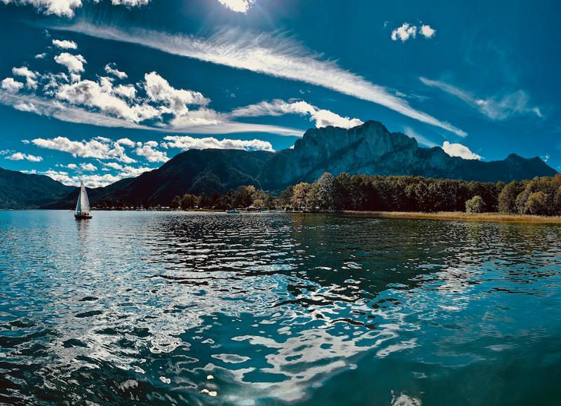 Auf dem Bild der Reitferien für Kinder sieht man einen See mit Bergen im Hintergrund
