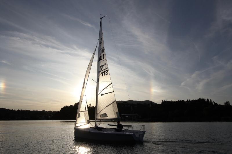 Segelboot im Sonnenuntergang im Ferienlager am See