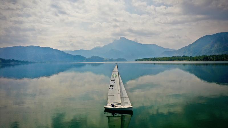 Segelboot auf Gewässer im Ferienlager am See