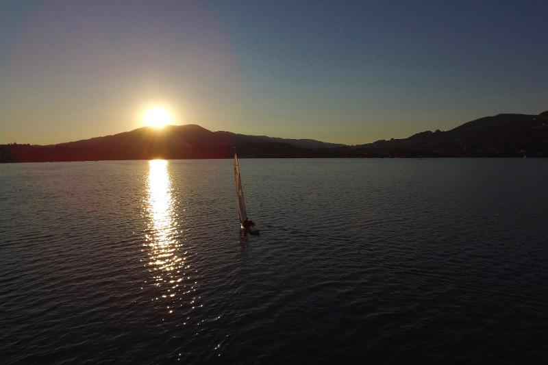 Segeln im Sonnenuntergang im Ferienlager am See