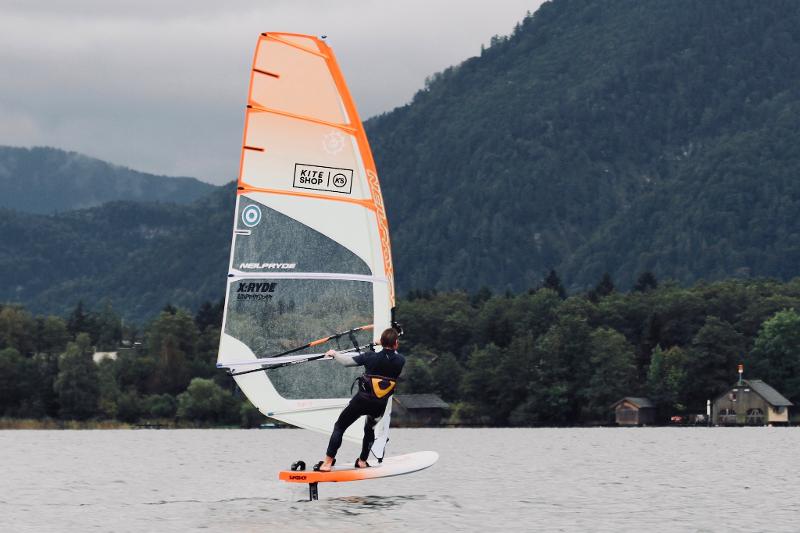 Windsurfen im Ferienlager am See