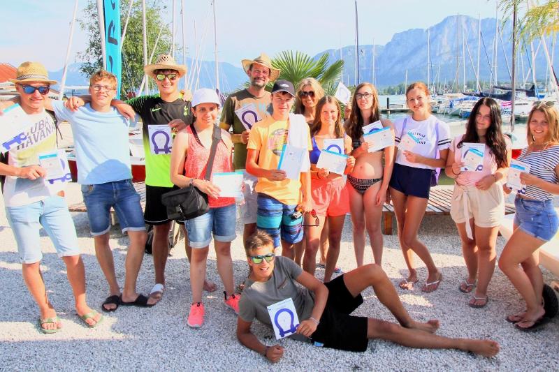 Teilnehmer mit Urkunden im Ferienlager am See