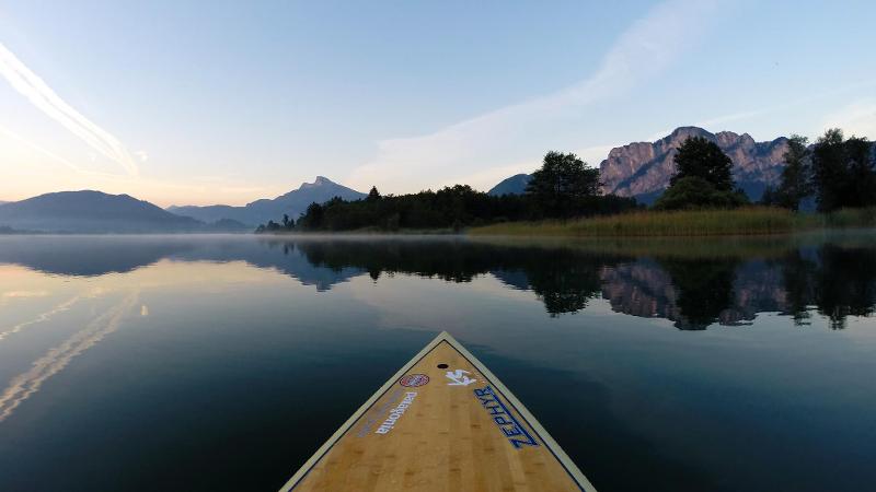 Aussicht vom Surfbrett im Ferienlager am See